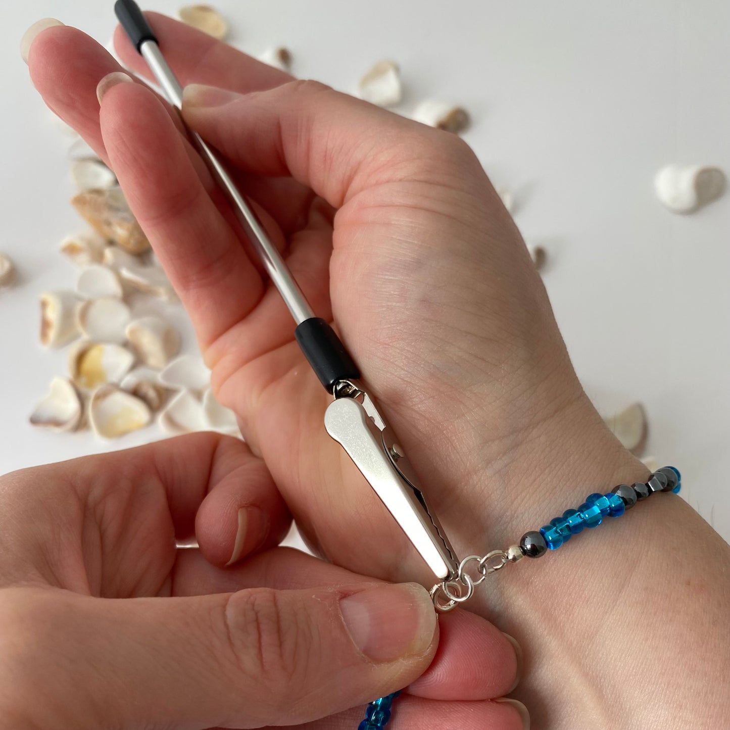 'Third Hand' Jewellery Fastener