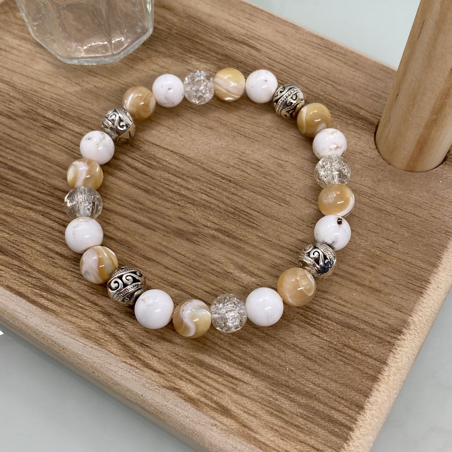 Howlite, fused shell and crackle quartz stretch bracelet